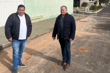 Prefeitura realiza recape e refaz calçadas na Rua Joanite Porte